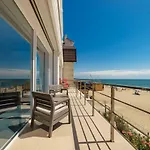 Poseidon Deluxe перша лінія з басейном *