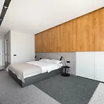 Poseidon Deluxe перша лінія з басейном *