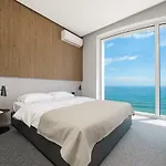 Poseidon Deluxe перша лінія з басейном *