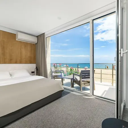 Apartment Poseidon Deluxe перша лінія з басейном