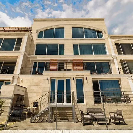 Poseidon Deluxe перша лінія з басейном Apartment