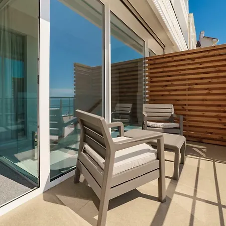 Poseidon Deluxe перша лінія з басейном Apartman *