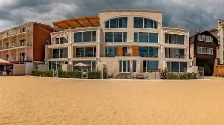 Apartment Poseidon Deluxe перша лінія з басейном