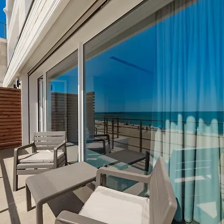 Poseidon Deluxe перша лінія з басейном Apartment *