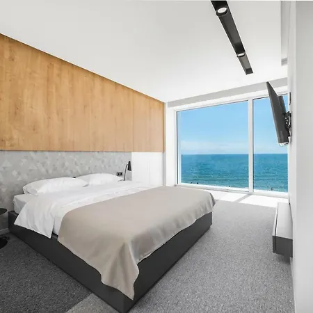 Poseidon Deluxe перша лінія з басейном Apartment *