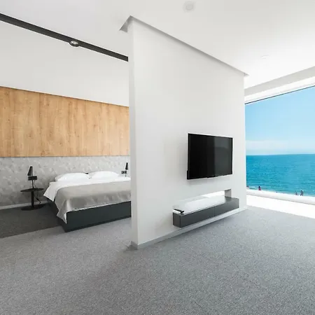 Poseidon Deluxe перша лінія з басейном Apartment