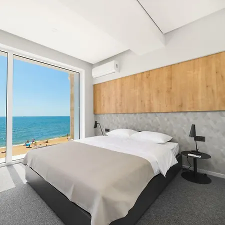 Apartment Poseidon Deluxe перша лінія з басейном *