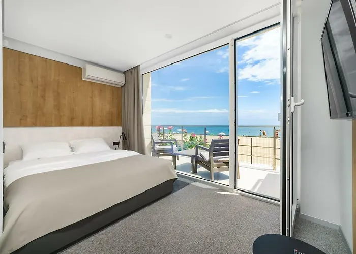 Apartment Poseidon Deluxe перша лінія з басейном