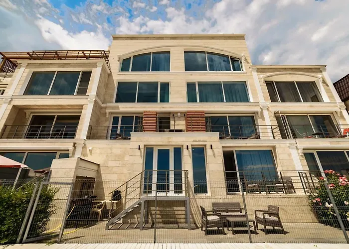 Poseidon Deluxe перша лінія з басейном Apartment