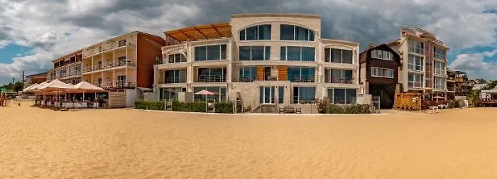 Apartment Poseidon Deluxe перша лінія з басейном