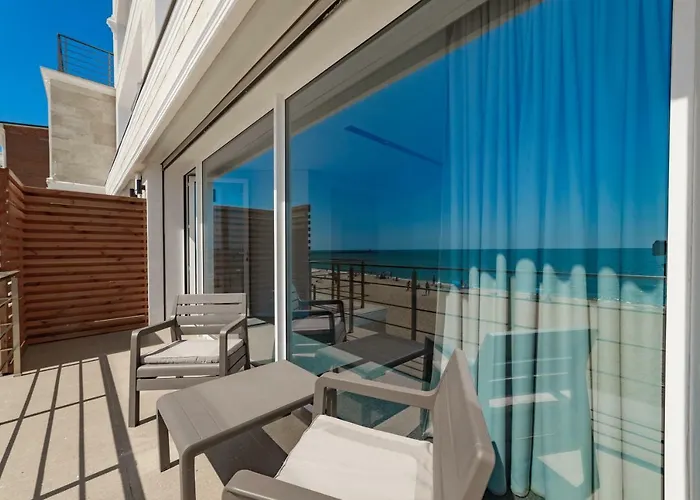 Poseidon Deluxe перша лінія з басейном Apartment *