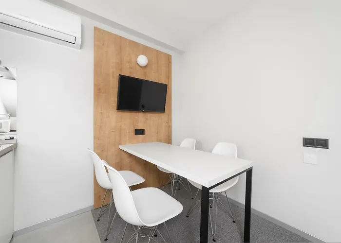 Apartment Poseidon Deluxe перша лінія з басейном