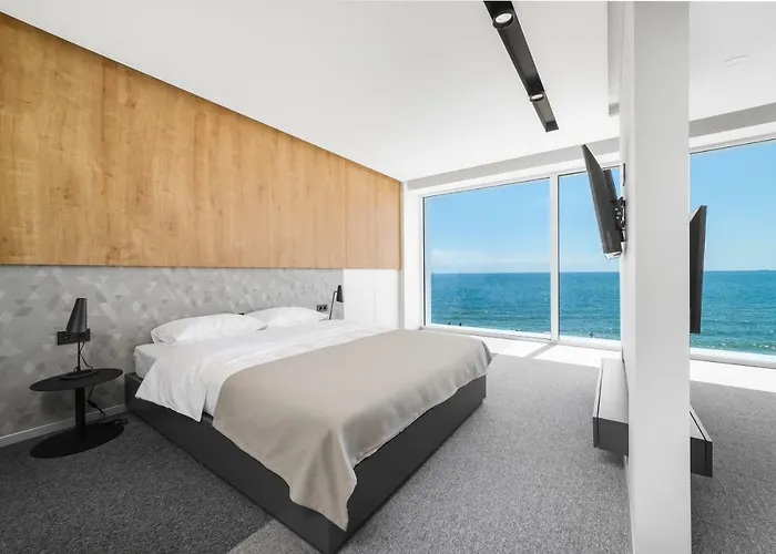 Poseidon Deluxe перша лінія з басейном Apartment *