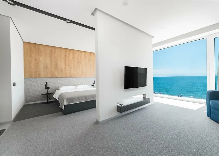 Poseidon Deluxe перша лінія з басейном Apartment