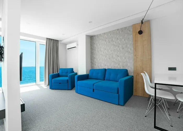 Poseidon Deluxe перша лінія з басейном