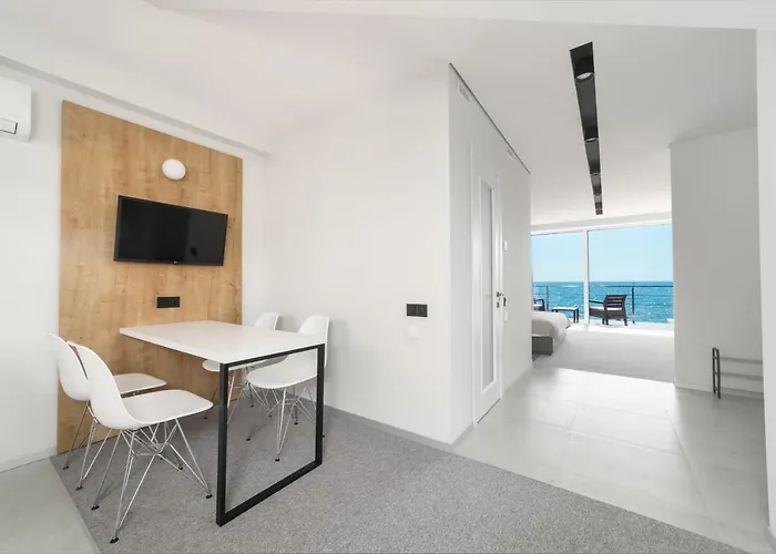 Poseidon Deluxe перша лінія з басейном Apartment Odesa