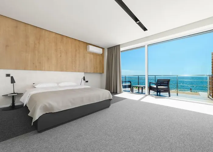 Poseidon Deluxe перша лінія з басейном