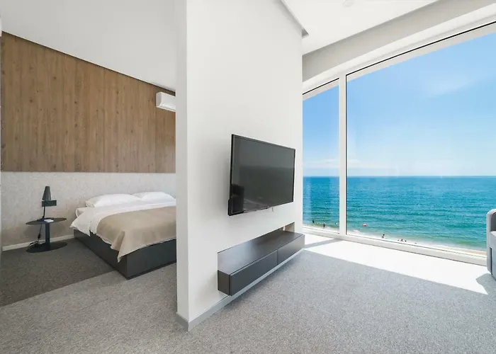 Poseidon Deluxe перша лінія з басейном Apartment