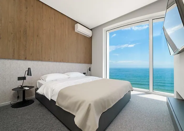 Poseidon Deluxe перша лінія з басейном *