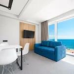 Poseidon Deluxe перша лінія з басейном