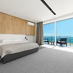 Poseidon Deluxe перша лінія з басейном